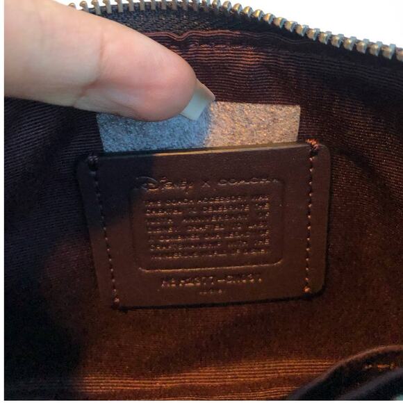 New 🎀 COACH Disney Corner Zip Wristlet With Holiday Print - Picture 5 of 7